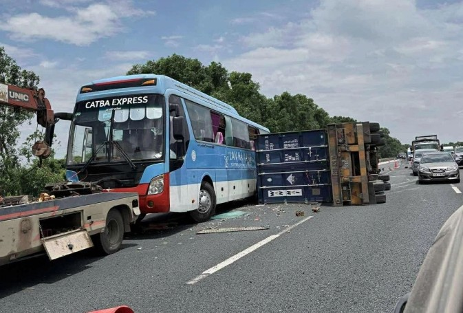 Tai nạn giữa 3 ô tô trên cao tốc Hà Nội - Hải Phòng, 2 lái xe tử vong tại chỗ